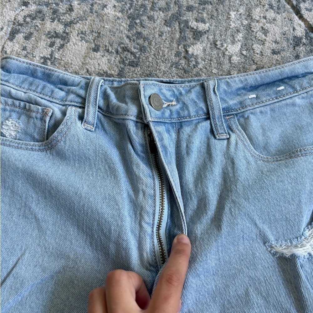 Hollister Ultra High-Rise Mom Jean Shorts - Picture 3 of 6